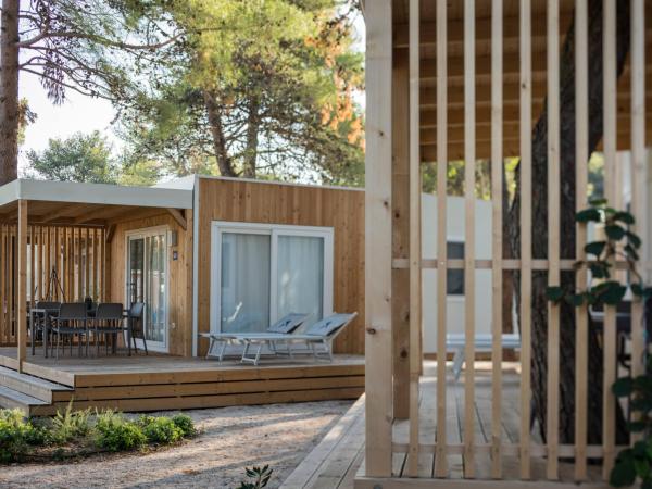 Falkensteiner Premium Mobile Homes and Camping Zadar : photo 8 de la chambre mobile home 3 chambres deluxe avec terrasse