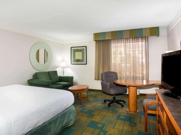 La Quinta by Wyndham Austin Southwest : photo 6 de la chambre chambre lit king-size avec canapé-lit
