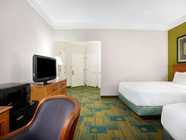 La Quinta by Wyndham Austin Southwest : photo 4 de la chambre chambre avec 2 lits doubles et douche accessible en fauteuil roulant - adaptée aux personnes à mobilité réduite/malentendantes - non-fumeurs