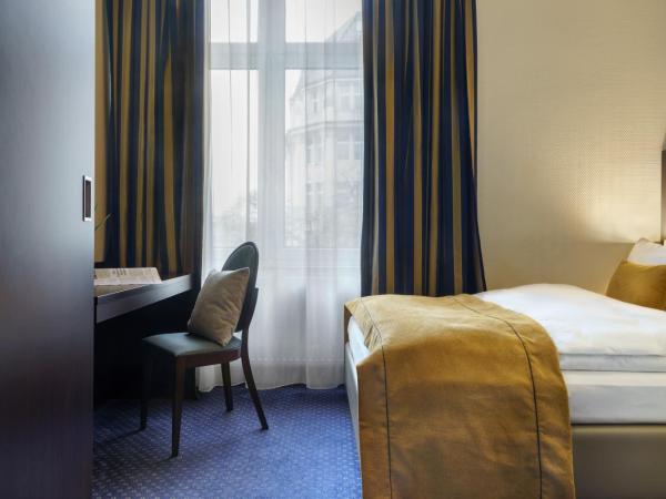 Hotel Continental Hamburg Hauptbahnhof : photo 6 de la chambre petite chambre double avec lit queen-size