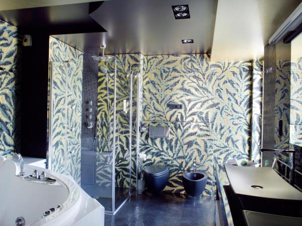 Damianii Luxury Boutique Hotel & Spa : photo 3 de la chambre suite supérieure avec lit king-size, balcon et baignoire spa