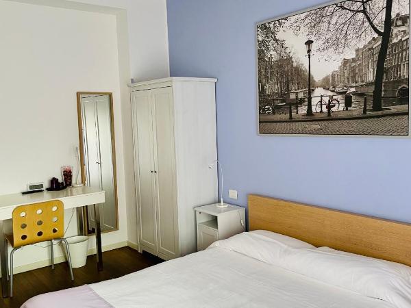 Via Padova 165 : photo 2 de la chambre chambre double avec balcon