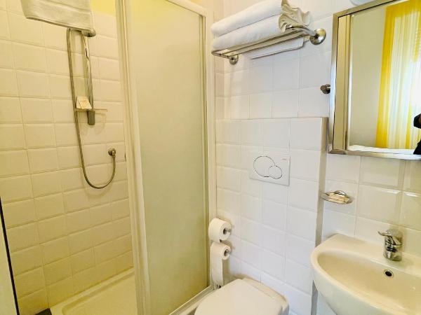 Via Padova 165 : photo 4 de la chambre chambre double