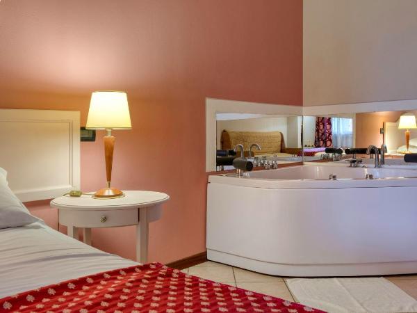 Primotel Brescia : photo 1 de la chambre chambre lit queen-size avec baignoire spa