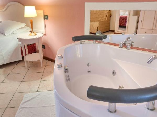 Primotel Brescia : photo 4 de la chambre chambre lit queen-size avec baignoire spa