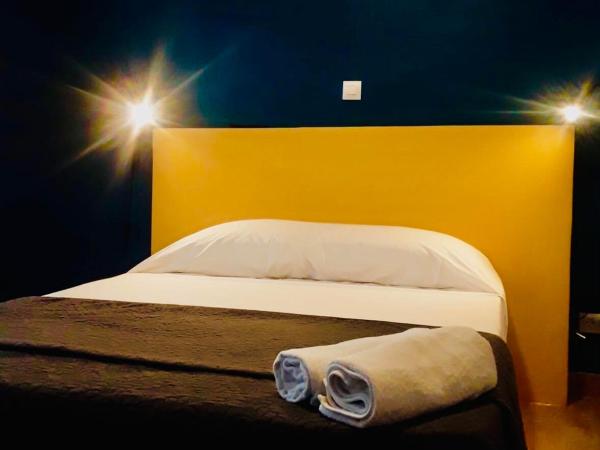 Hôtel Résidence De Bruxelles : photo 1 de la chambre chambre double avec salle de bains et toilettes privatives