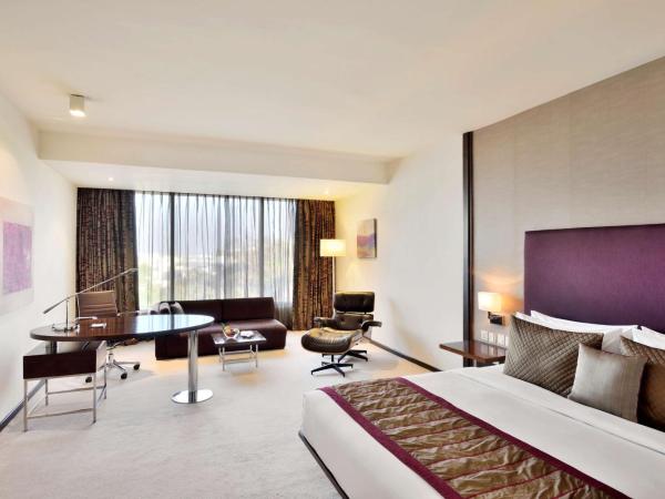 Radisson Blu Plaza Hotel Hyderabad Banjara Hills : photo 1 de la chambre business class room with 15% discount on food and soft beverages