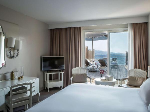 Sofitel Golfe d'Ajaccio Thalassa Sea & Spa : photo 4 de la chambre chambre lit king-size de luxe avec solarium privé - vue sur mer 