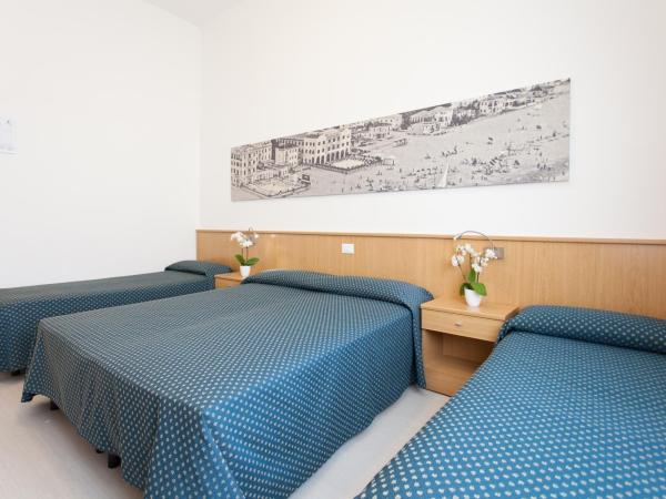 Hotel Marina : photo 6 de la chambre chambre familiale (2 adultes et 2 enfants)