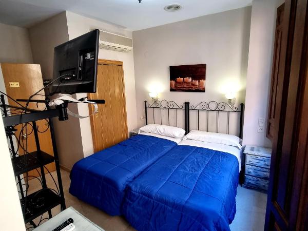 Hostal El Olivo : photo 1 de la chambre chambre lits jumeaux avec salle de bains privative