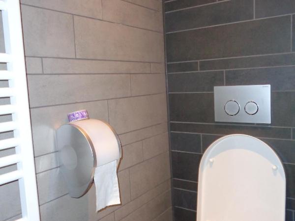 Brxxl 5 City Centre Hostel : photo 4 de la chambre chambre triple avec salle de bains privative