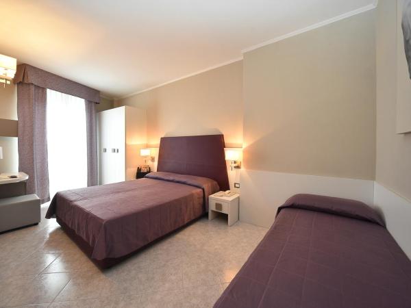 Hotel Anthony : photo 1 de la chambre 2 chambres confort avec balcon communicantes - vue latérale sur mer
