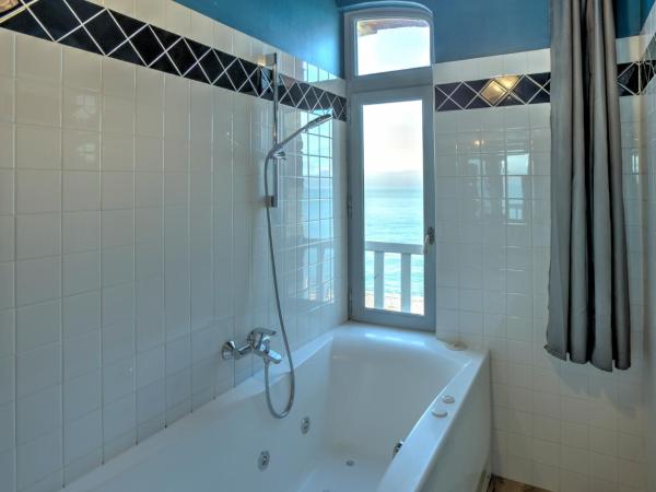 Hotel Le Rayon Vert : photo 9 de la chambre chambre double avec baignoire spa, balcon et vue sur la mer