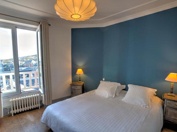 Hotel Le Rayon Vert : photo 6 de la chambre chambre double avec douche et vue sur la ville