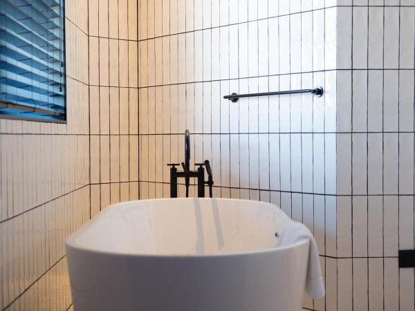 U Eat & Sleep Antwerp : photo 4 de la chambre chambre double supérieure avec baignoire et douche à effet pluie