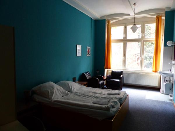 Die Fabrik - Hostel : photo 6 de la chambre chambre lits jumeaux avec salle de bains commune