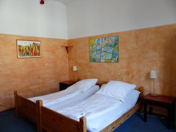 Die Fabrik - Hostel : photo 7 de la chambre chambre lits jumeaux avec salle de bains commune