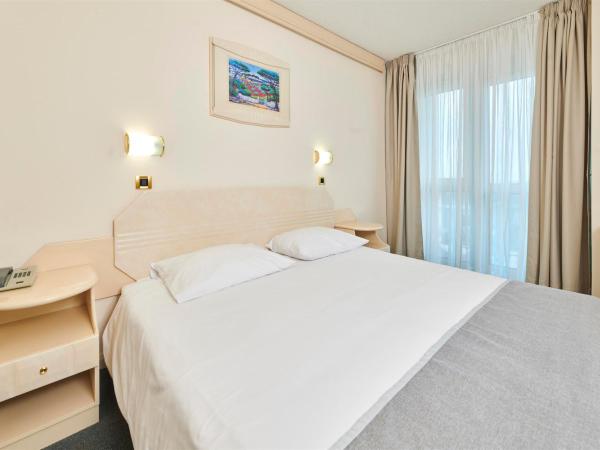 Hotel Gran Vista Plava Laguna : photo 2 de la chambre suite avec balcon