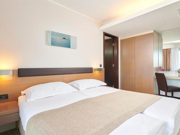 Hotel Molindrio Plava Laguna : photo 8 de la chambre suite avec balcon - vue sur mer