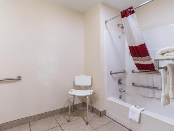 Red Roof Inn Albuquerque - Midtown : photo 4 de la chambre chambre lit king-size supérieure accessible aux personnes à mobilité réduite - non-fumeurs