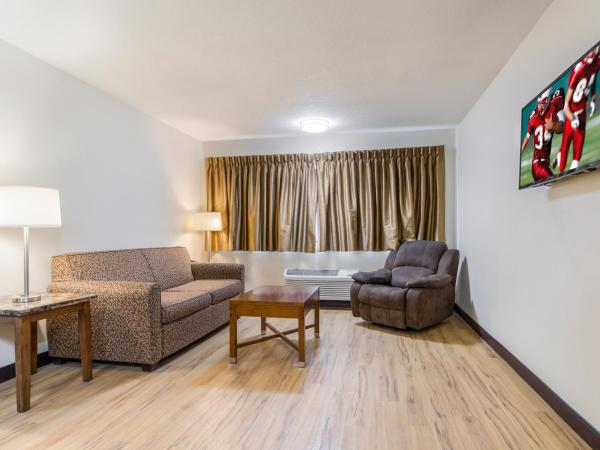 Red Roof Inn Albuquerque - Midtown : photo 3 de la chambre suite avec 2 lits queen-size - non-fumeurs 