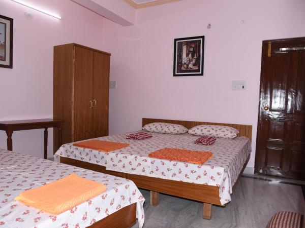 anjani mansion : photo 8 de la chambre chambre triple avec salle de bains