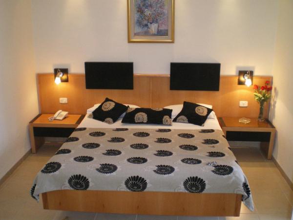 Hotel Les Palmiers : photo 5 de la chambre chambre double standard