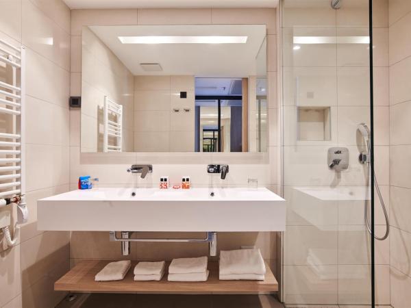 Hotel Park Plava Laguna : photo 5 de la chambre chambre familiale premium avec balcon - vue sur mer