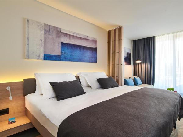 Hotel Park Plava Laguna : photo 3 de la chambre chambre familiale premium avec balcon - vue sur mer