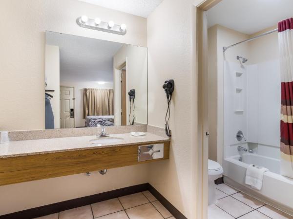 Red Roof Inn Albuquerque - Midtown : photo 5 de la chambre suite avec 2 lits queen-size - non-fumeurs 