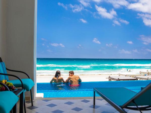 Wyndham Alltra Cancun All Inclusive Resort : photo 6 de la chambre suite junior 1 lit king-size accès direct à la piscine à débordement - côté plage 