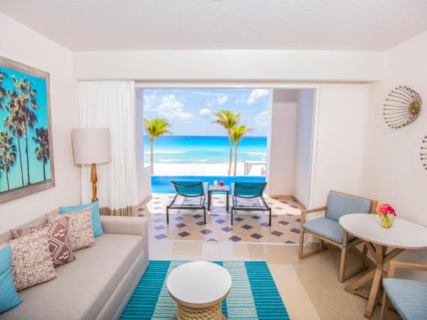 Wyndham Alltra Cancun All Inclusive Resort : photo 5 de la chambre suite junior 1 lit king-size accès direct à la piscine à débordement - côté plage 