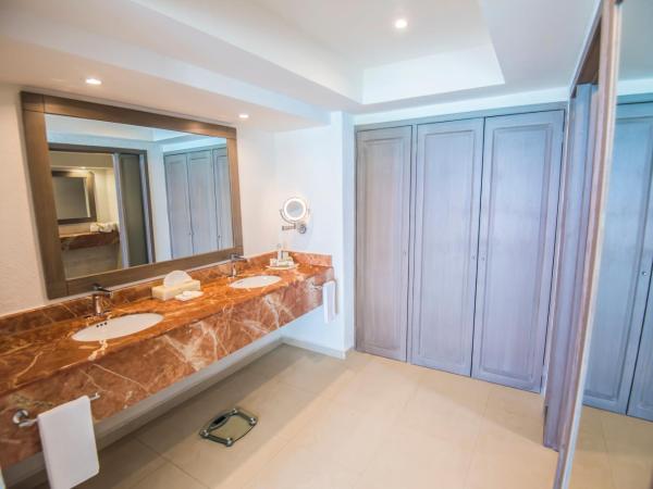 Wyndham Alltra Cancun All Inclusive Resort : photo 4 de la chambre suite junior familiale avec 1 lit king-size, 1 lit superposé et lit gigogne 