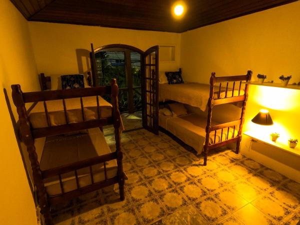 Amazonia Casa Hostal : photo 1 de la chambre chambre quadruple avec balcon 