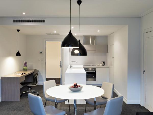 The Como Melbourne : photo 8 de la chambre appartement 1 chambre avec lit king-size et kitchenette 