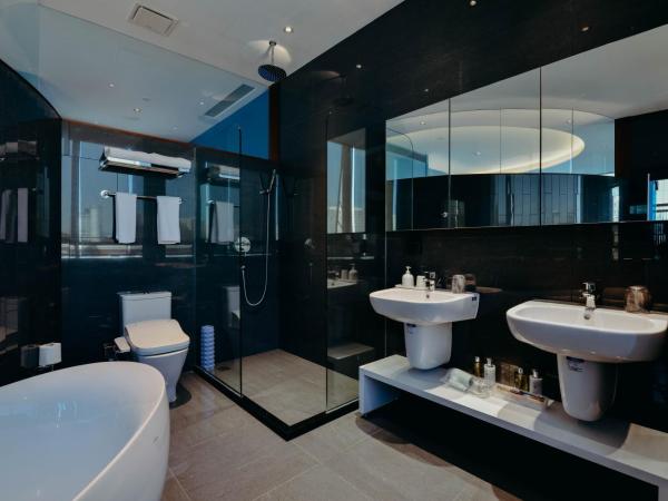 7Shang : photo 3 de la chambre chambre lit king-size - vue sur jardin