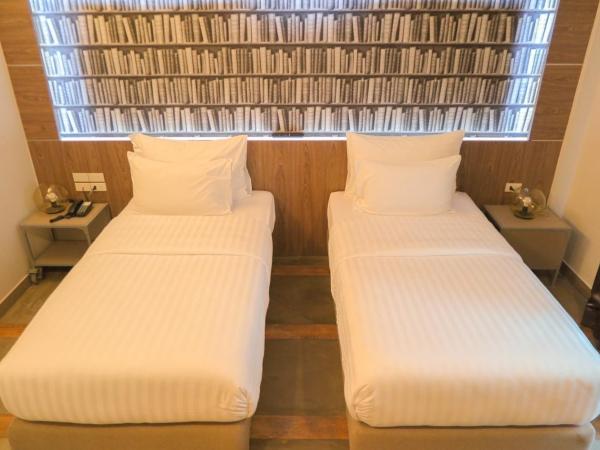 V20 Boutique Jacuzzi Hotel - SHA Extra Plus : photo 3 de la chambre chambre familiale avec balcon