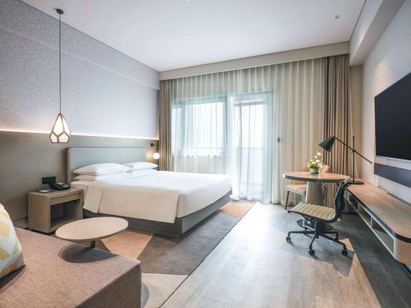 Hyatt Place Beijing Shiyuan : photo 1 de la chambre chambre lit king-size avec canapé-lit