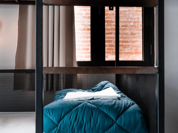 Oasis Backpackers' Hostel Sevilla & Coworking : photo 1 de la chambre lit dans dortoir mixte de 6 lits