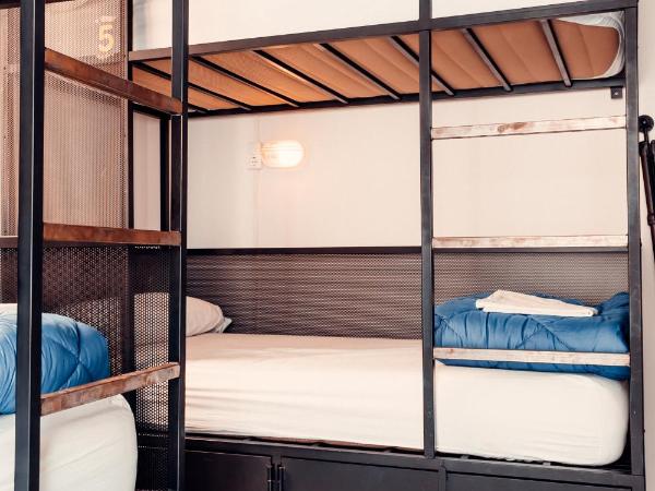 Oasis Backpackers' Hostel Sevilla & Coworking : photo 5 de la chambre lit dans dortoir mixte de 6 lits