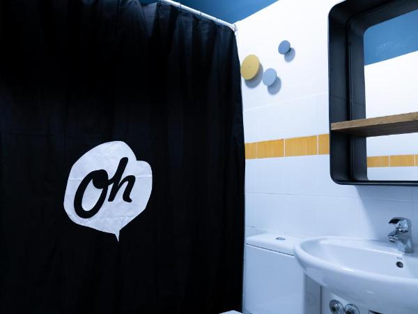 Oasis Backpackers' Hostel Sevilla & Coworking : photo 6 de la chambre lit dans dortoir mixte de 6 lits