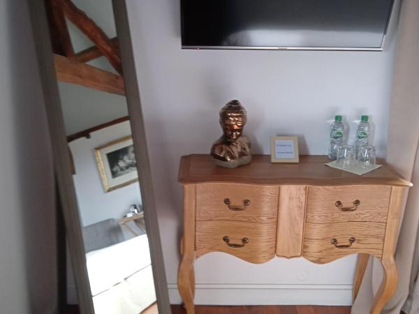 Chambres d'Hôtes Entre Deux Rives : photo 4 de la chambre chambre double - vue sur jardin