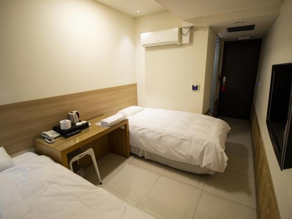 Hotel Irene City : photo 2 de la chambre chambre lits jumeaux - vue sur ville