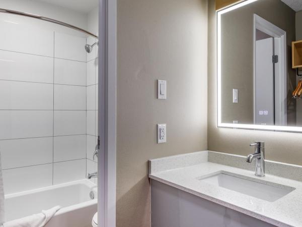 Clarion Pointe Quebec Airport : photo 3 de la chambre chambre lit king-size standard - non-fumeurs