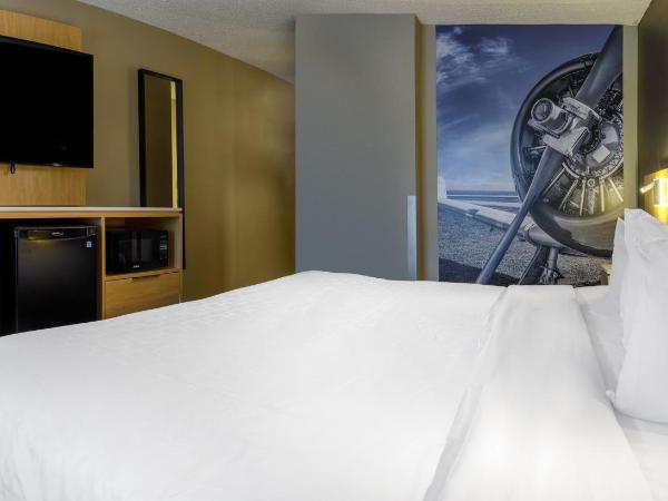 Clarion Pointe Quebec Airport : photo 1 de la chambre chambre lit king-size standard avec accès direct en voiture - non-fumeurs