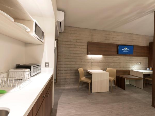 Microtel Inn & Suites by Wyndham Guadalajara Sur : photo 3 de la chambre 1 king beds, suite, non-smoking