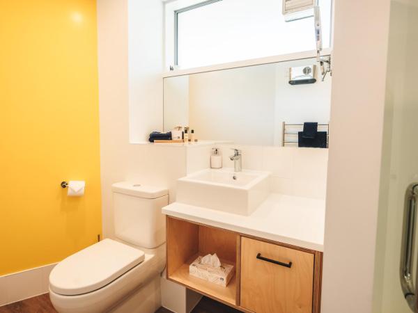 Blue Peaks Lodge : photo 9 de la chambre hébergement 1 chambre avec cuisine