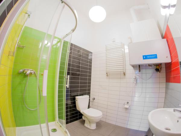 Atlantis Hostel : photo 6 de la chambre lit dans dortoir de 6 lits avec salle de bains privative 