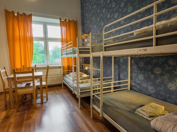 Atlantis Hostel : photo 4 de la chambre chambre pour 6 personnes avec salle de bains privative