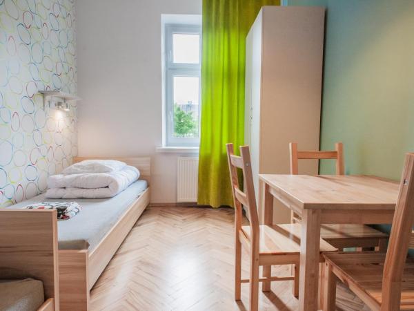 Atlantis Hostel : photo 2 de la chambre chambre lits jumeaux avec salle de bains commune